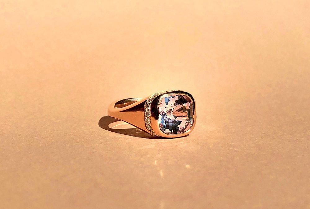 Bague ornée d’une morganite